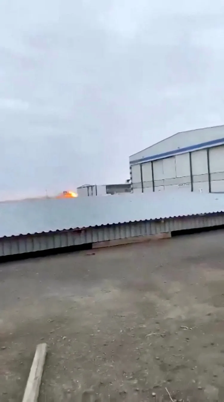 飛機墜落後冒出大片火光。路透社