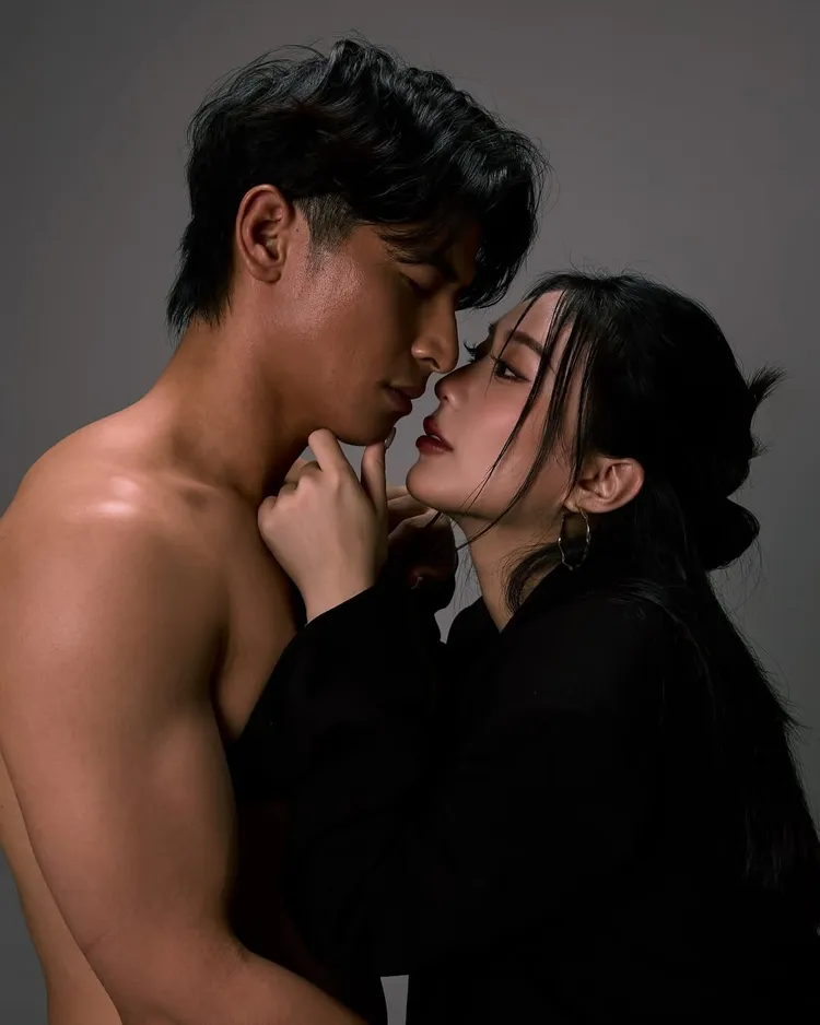 陳傑憲半裸與愛妻拍親密照。翻攝綺綺IG