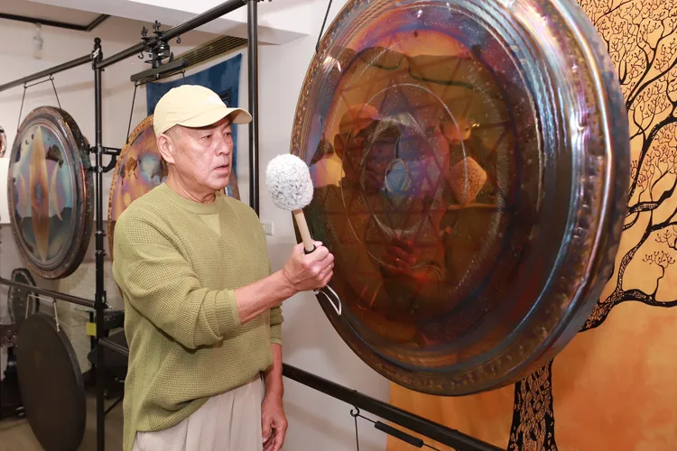 龍天翔體驗銅鑼療法。民視提供