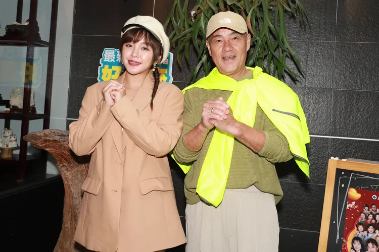 賴慧如（右）和龍天翔為戲宣傳。民視提供