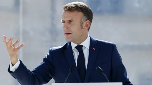 挨批殖民者傲慢!法總統馬克宏視察外島災情 對災民說「幸好你們是法國人」