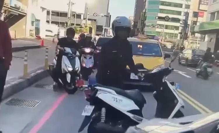 警方獲報後立刻派員前往現場，最終在江男車內尋獲喪屍菸彈。翻攝照片