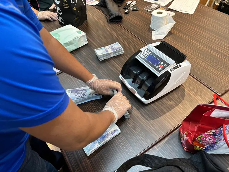 警方出動點鈔機清點詐團贓款。翻攝畫面