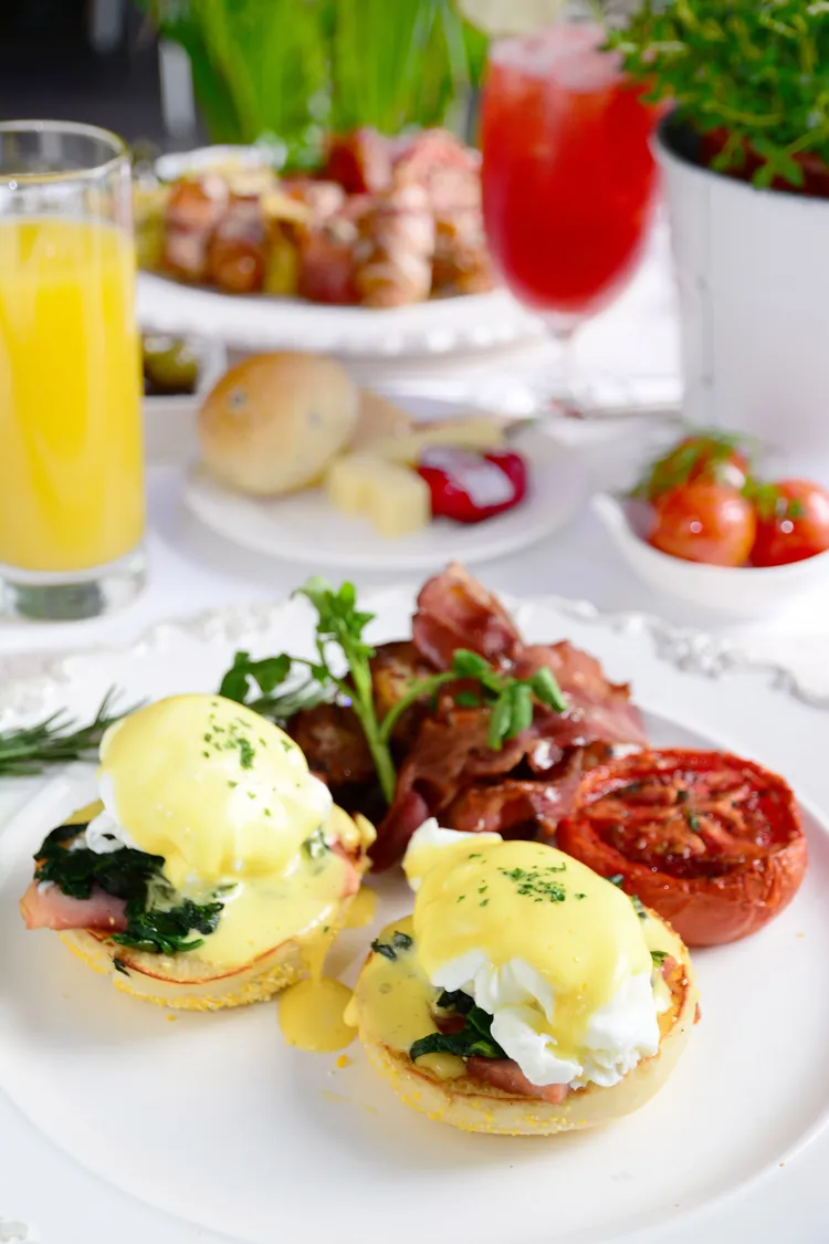 荷造場元旦推出早午餐吃到飽，主餐有「醺鮭魚班尼迪克蛋」等三種選擇。業者提供