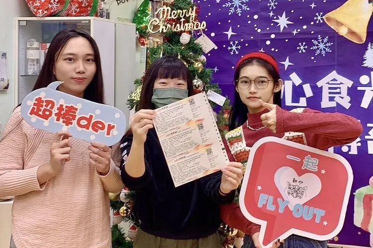 收到天王郭富城演唱會門票，兒少及第一線工作者開心拿著票券合影。社會局提供