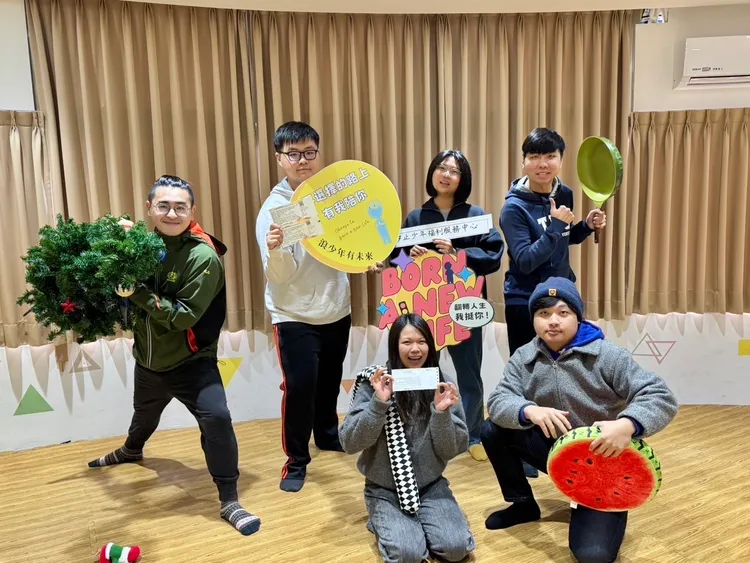 兒少工作者們拿著演唱會票券和各式道具開心合影，直呼這是「最暖新年禮」，感謝郭富城的禮物。社會局提供