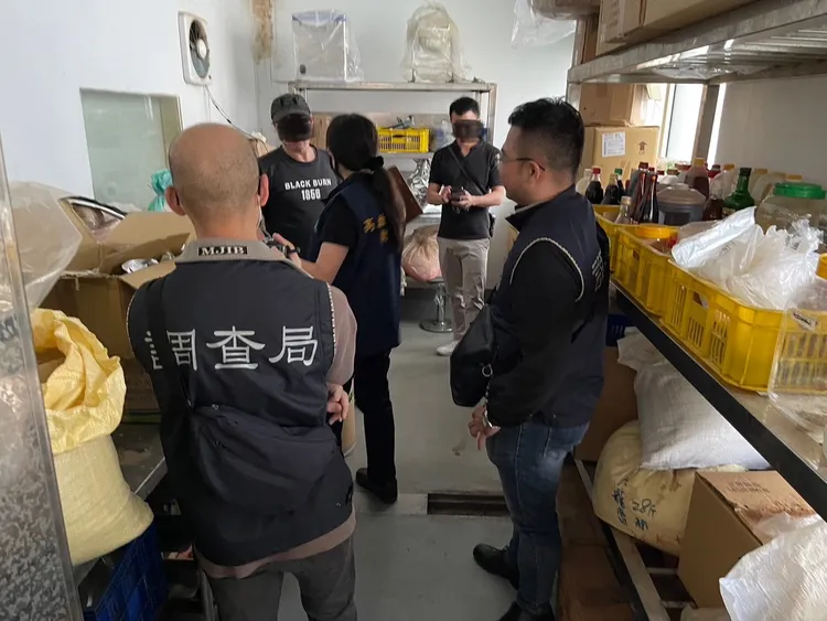 調查局高雄市調處、食藥署南區中心、高雄市衛生局人員現場查察。翻攝畫面