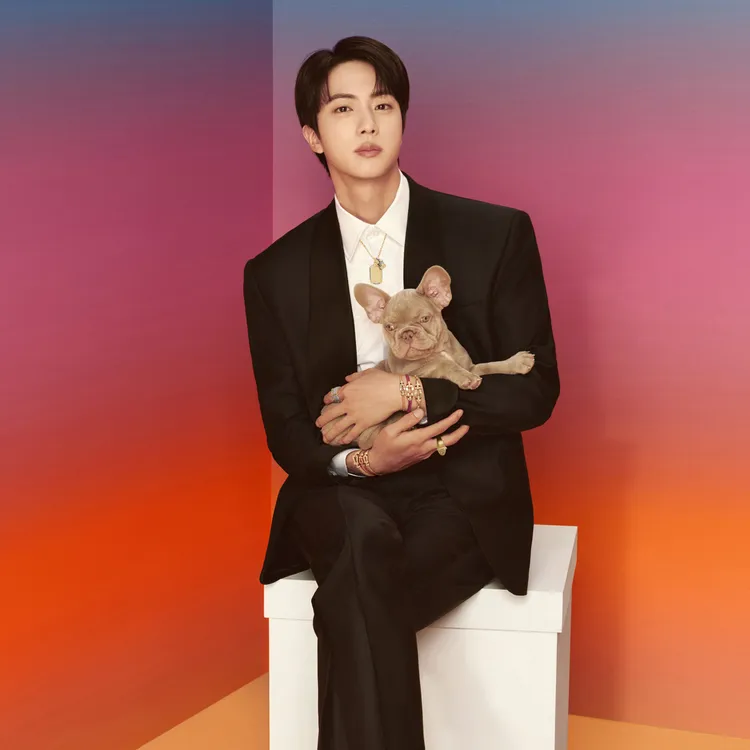 JIN抱著可愛狗狗拍攝FRED聖誕形象。品牌提供