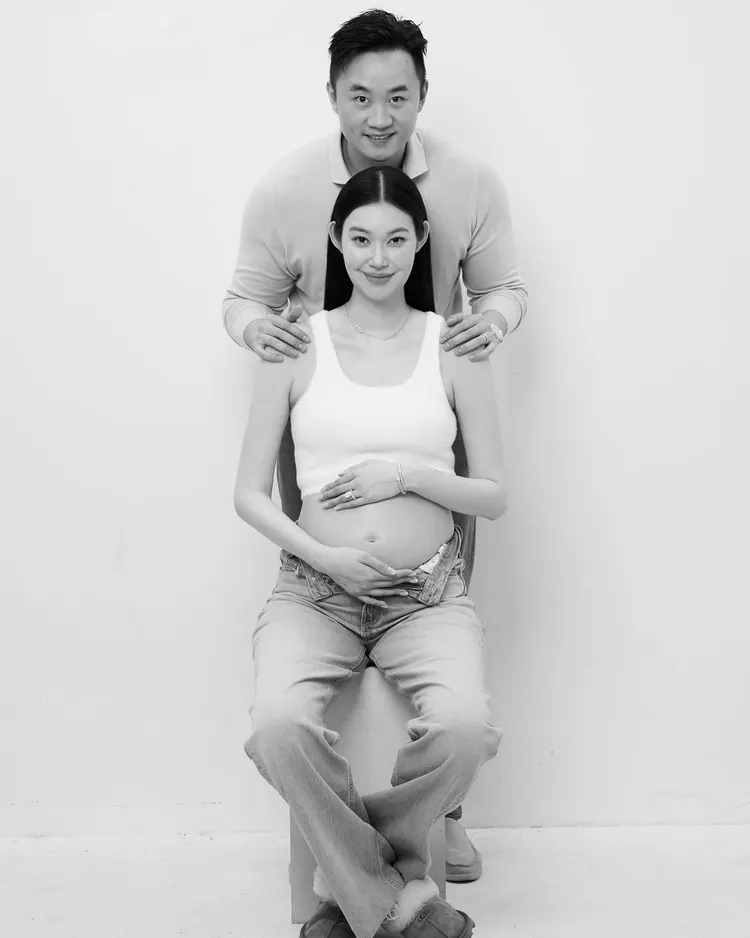 董若彤（前）曬出孕肚與老公合影。翻攝董若彤IG