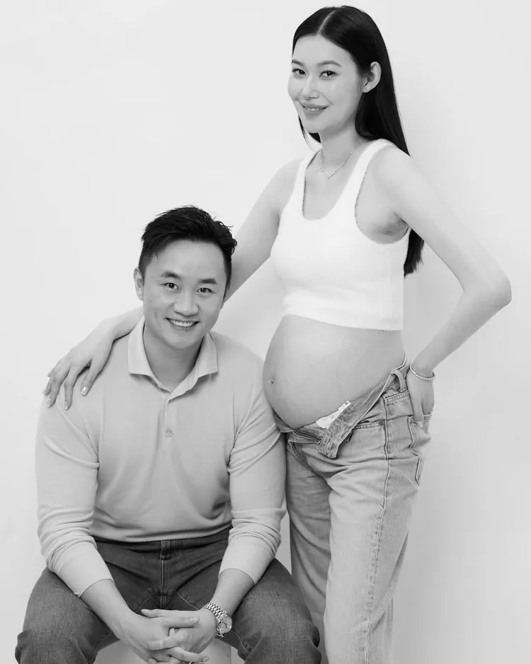 董若彤（右）曬出孕肚與老公合影。翻攝董若彤IG