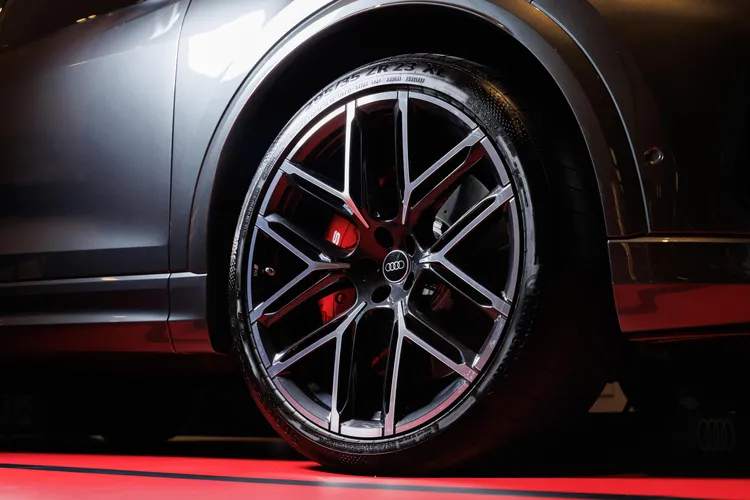 全新設計的Audi Sport 23吋雙色鋁圈，形塑出黑化視覺張力。業者提供