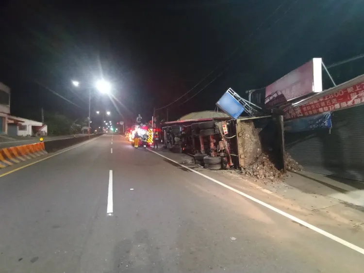 排水溝蓋承受不住曳引車重量而斷裂，車輛右後輪陷入水溝，重心不穩故往右側翻覆。翻攝畫面
