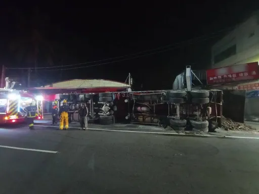 曳引車剛停妥就翻車!載運土方壓毀一旁鐵皮屋 肇事原因曝光