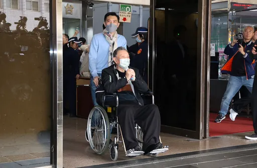 沈庆京「6千万加保+3限」完成 可以返家跨年!笑眼藏不住拱手作揖