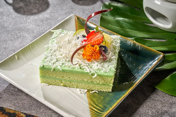 椰子香蘭蛋糕，班蘭椰香蛋糕結合了班蘭如香草般的迷人風味與椰子的香氣，是一款輕盈、芳香且甜度適中的蛋糕。業者提供