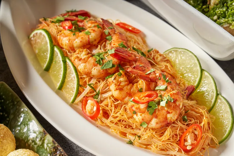 娘惹鲜蝦米粉沙拉，以米粉拌入參巴辣醬、桔子汁以及豐富的香草而成再搭配辛辣的參巴辣椒醬和清新的桔子汁拌勻。業者提供