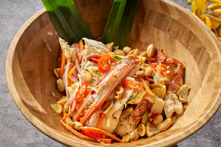 馬來辣魷魚螃蟹沙拉，採用新鮮的魷魚和螃蟹作為主材料，辣醬、由辣椒、酸橙汁、蝦醬和二砂糖混合而成。業者提供