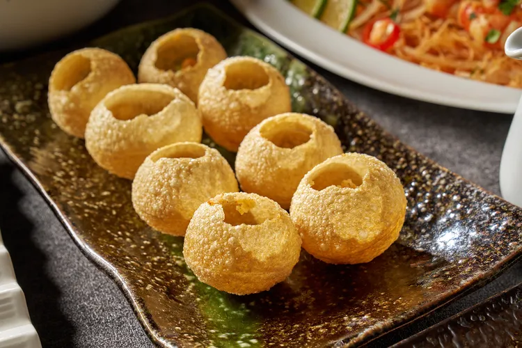 馬來西亞印度帕尼普里炸酥球，結合辛辣鷹嘴豆、切丁馬鈴薯、風味濃郁的酸辣醬等多樣餡料，打造全新的南洋版本。業者提供