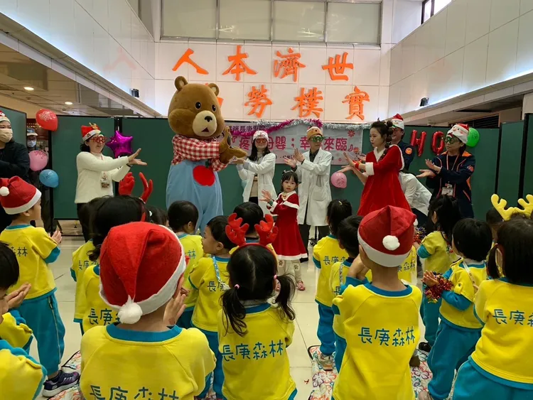 《快樂故事屋》與基隆醫護社工大跳鯊魚舞。民視提供