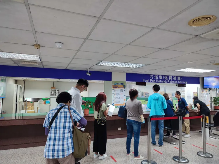 民眾至監理站櫃檯繳費。桃園監理站提供