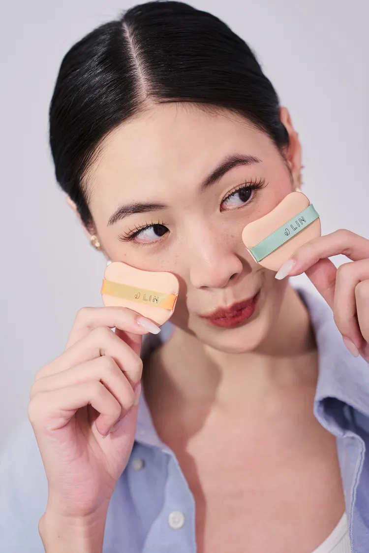 J-LIN完美服貼3D澎潤粉底撲，2入／219元。品牌提供
