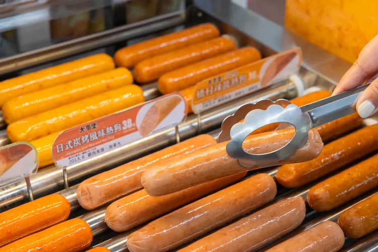 跨年夜以熱食商品最受歡迎，其中熱狗等為銷售三冠王。統一超商提供