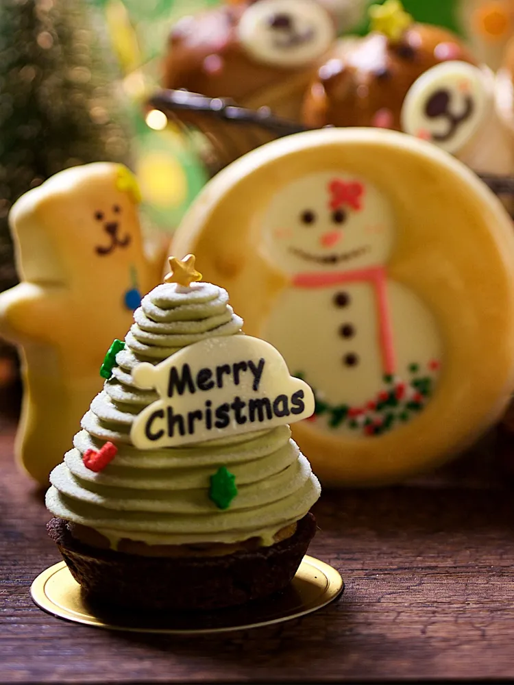 多款精緻又繽紛的聖誕派對小物49元起，每日限量供應。業者提供