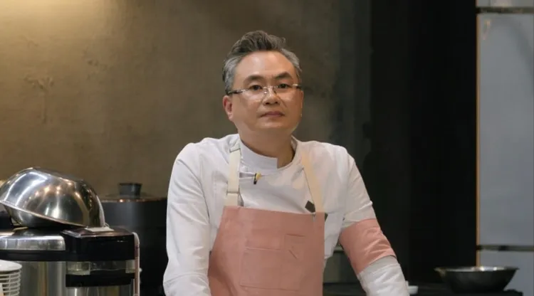 安惟鍟的日式餐廳在務安旁邊的光州，跟員工包了200個飯捲送去災區，明天還會準備300碗鮑魚粥為罹難者家屬打氣。翻攝Netflix