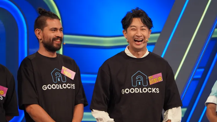 邱凱偉（左）在其中一關關鍵字，毫不猶豫選「周杰倫」。公視台語台提供