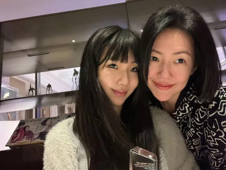 小S與Elly貼臉合照，開心直呼：「我親愛的大寶貝回來了」。翻攝小S臉書