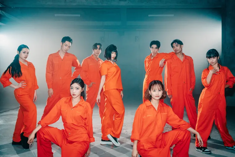 徐懷鈺在新歌MV中帶舞群唱跳。圖／滾石唱片提供