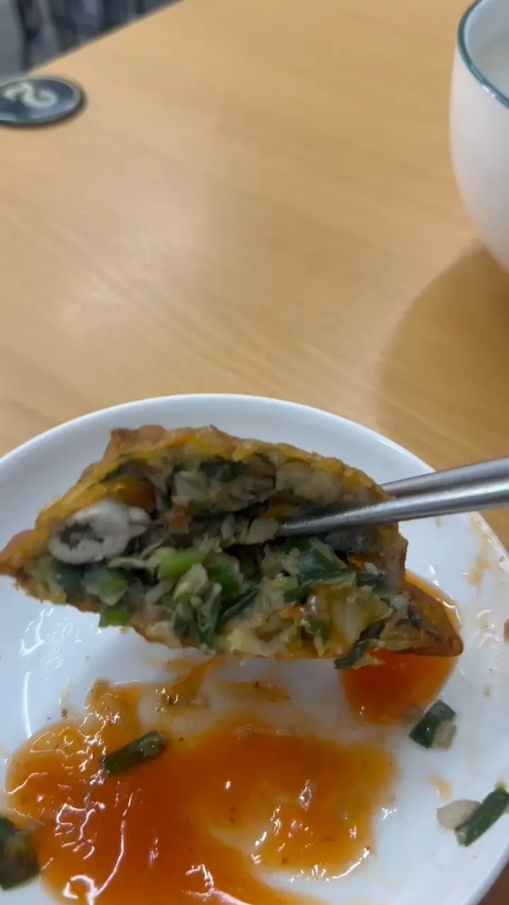 蚵嗲內餡豐富還有酥脆的外皮，看起來超級好吃。