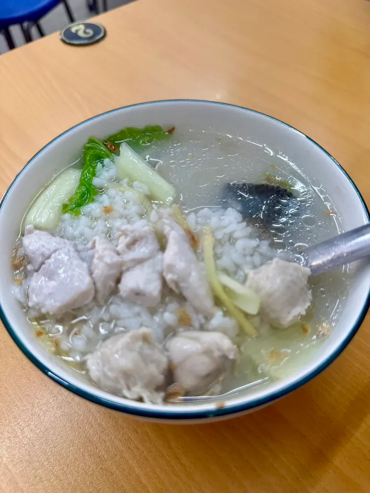 海鮮粥的食材新鮮又豐富，常董大讚店家料理時間掌控得好。