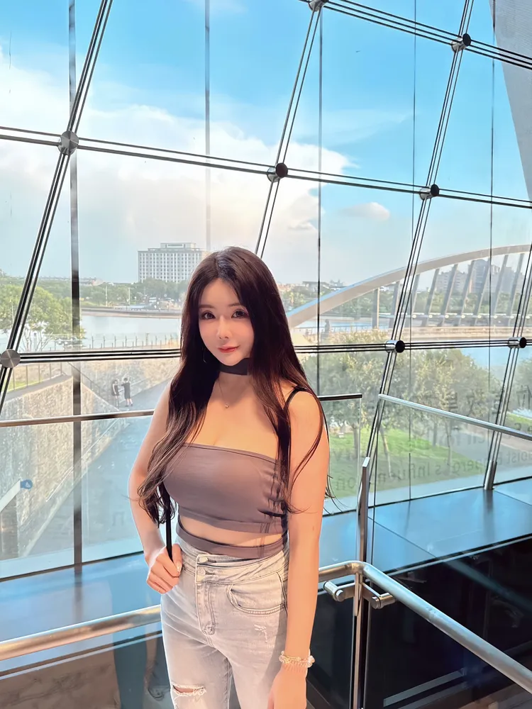 小菲寶喜歡跟粉絲分享自己喜歡的好物，熱愛唱歌的她，也喜歡畫畫和星座。