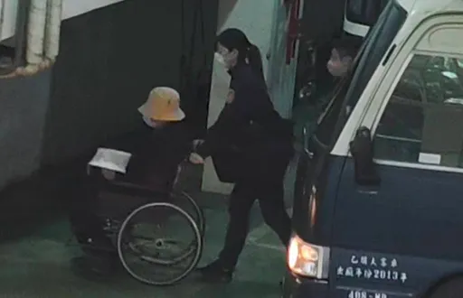 京華城案偵結前夕再提威京小沈 他仍戴漁夫帽、坐輪椅轉廉政署應訊