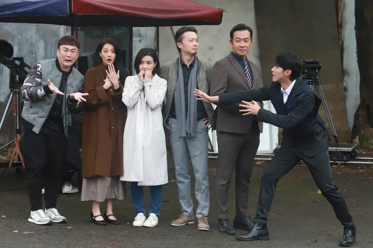 洪毛（左起）、顏曉筠、吳婉君、何豪傑、江俊翰、洪浩竣共同迎接劇情高潮。民視提供