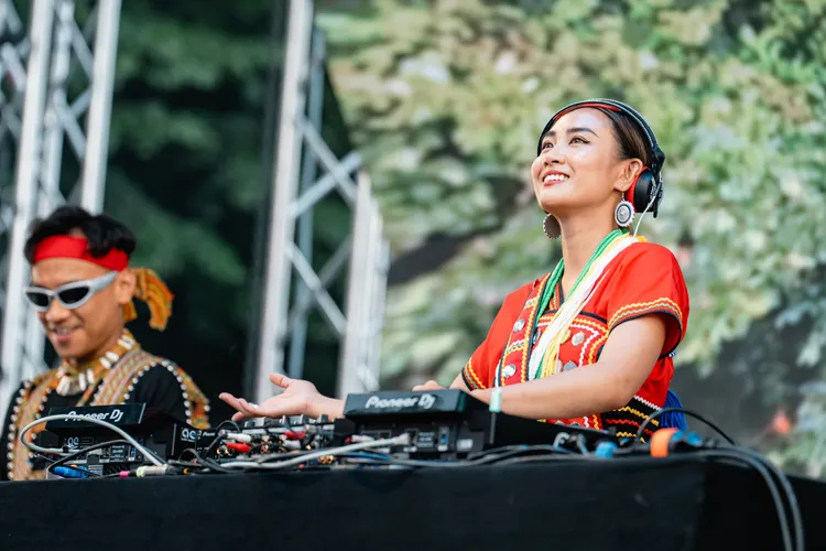 12月31日古今融合跨年夜，由DJ汝妮以阿美族古調結合電音帶來前所未有的聽覺震撼。館方提供