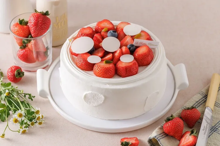 「草莓純生鮮奶油蛋糕」售價從5吋1180元起，搭配新鮮草莓點綴，口感輕盈又濃郁。業者提供