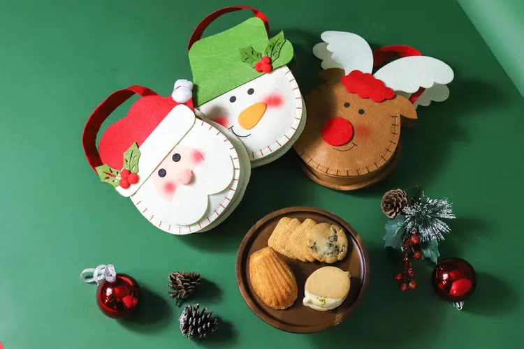 「聖誕餅乾提袋（大）」售價380元，內容包括：檸檬夾心餅乾、莓香細雨、檸檬瑪德蓮和帕瑪森袋裝。業者提供