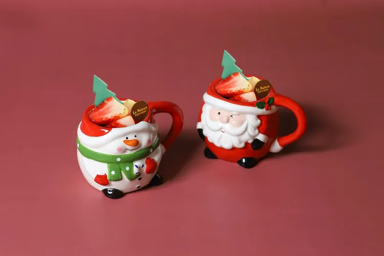 「草莓聖誕杯」以台灣新鮮草莓為主角，單杯售價200元。業者提供