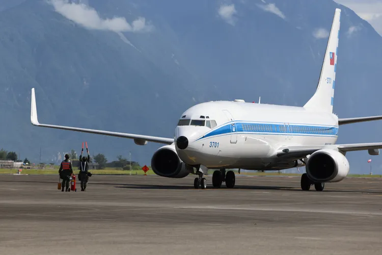 漢光40演習 空軍一號總統行政專機降落空軍花蓮基地。李俊毅攝