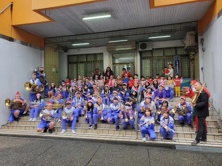 金山高中管樂團前進幼兒園報佳音。校方提供