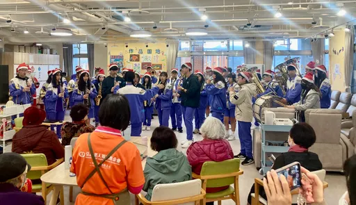 不畏低溫!金山高中管樂團前進老街、日照中心演奏報佳音 溫暖曲目讓阿嬤憶從前感動哭了
