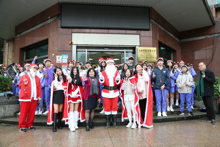 金山高中管樂團與聖誕區長團隊一起報佳音，金山大家庭溫暖團結在一起。校方提供