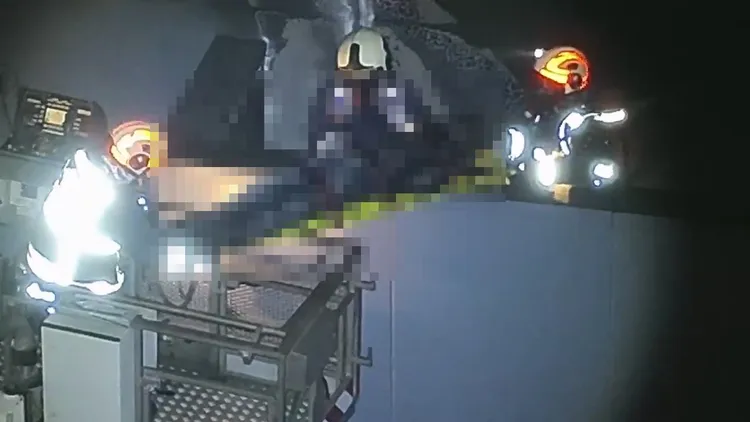 罹難者全身焦黑陸續被移出。民眾提供