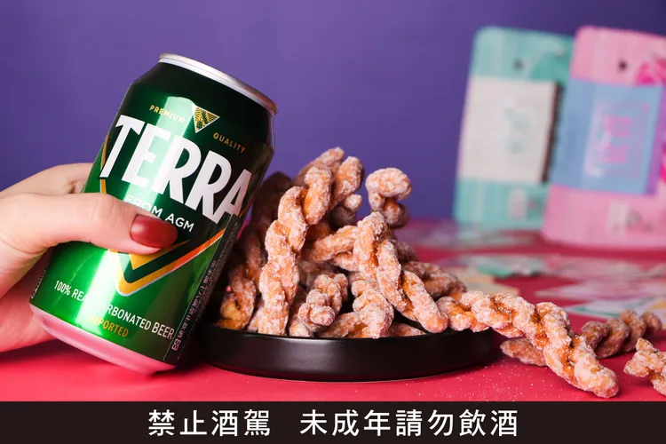 台北趣淘漫旅「2025來趣淘，蛇麼都順心」住房專案每晚3,299元起，享韓國TERRA特拉啤酒及來自小琉球特產龍鑽烘炸手工麻花捲，營造濃厚年味氛圍。台北趣淘漫旅提供