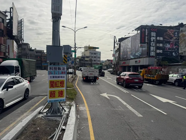 新增科技執法設備以超速、闖紅燈、未禮讓行人為重點取締項目。縣府提供