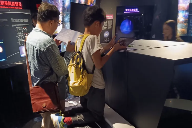 跟著「宇宙尋寶地圖」的提示，親子一起尋找答案。台北天文館提供