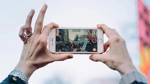 手機鑽入門上信箱口偷拍 電視台員工狂攝30女500部裸體片