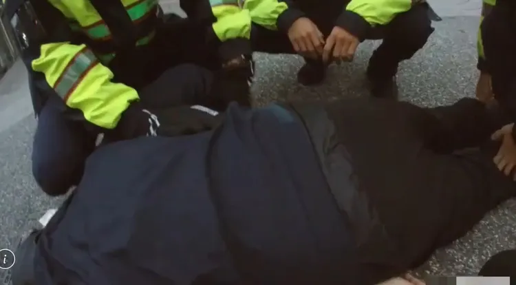 鄒男當場被壓制逮捕，聲稱要趕高鐵，沒聽到警員的聲音。翻攝畫面
